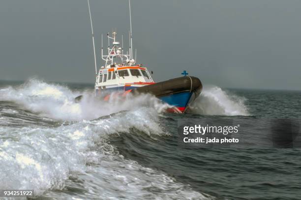 lifeboat at full speed - rettungsboot stock-fotos und bilder