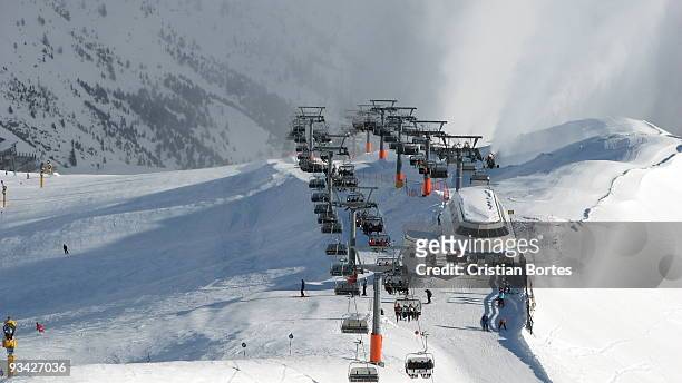ski chair lifts - bortes stock pictures, royalty-free photos & images