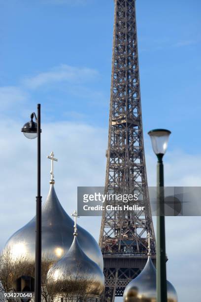onion domes of russian orthodox cathedral & eiffel tower paris - onion dome stock-fotos und bilder