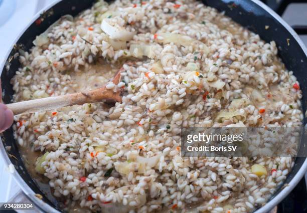 preparing risotto with mushrooms - arroz de grão curto imagens e fotografias de stock