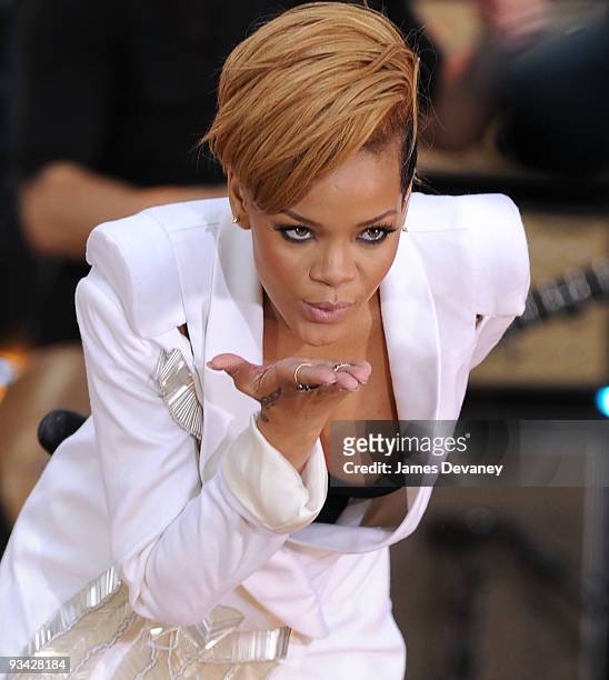 Rihanna performs ABC's "Good Morning America" at ABC Studios on November 24, 2009 in New York City.