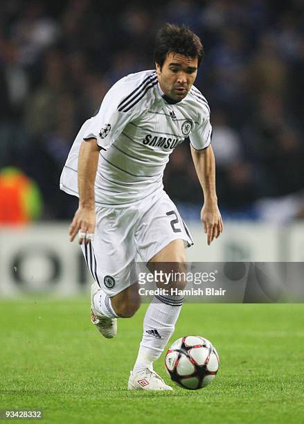 Deco of Chelsea in action during the UEFA Champions League Group D match between FC Porto and Chelsea at the Estadio Do Dragao on November 25, 2009...