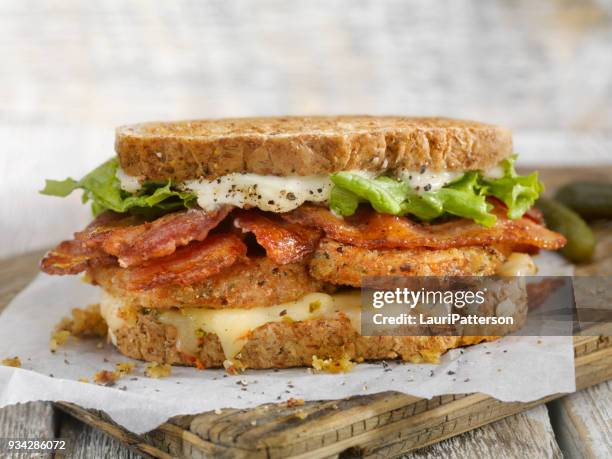 tomate frito, el sándwich blt - bocadillo de beicon lechuga y tomate fotografías e imágenes de stock