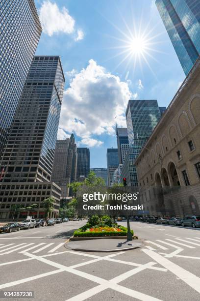 clouds move over the park avenue skyscrapers and the sun illuminates the buildings and traffics at midtown manhattan ny usa on july. 16 2017. - tracciatura stradale foto e immagini stock