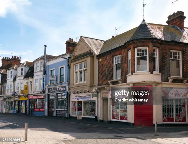 kleine winkeltjes in een zijstraat in lowestoft, suffolk - lowestoft stockfoto's en -beelden