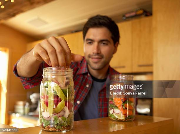 man making pickles in modern kitchen - sliced pickles - fotografias e filmes do acervo