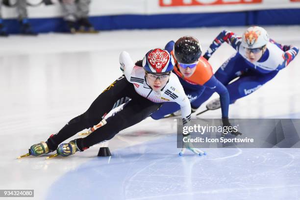 Suk Hee Shim leads the race over Yara Van Kerkhof during the 1000m Semifinals at ISU World Short Track Speed Skating Championships on March 18 at...