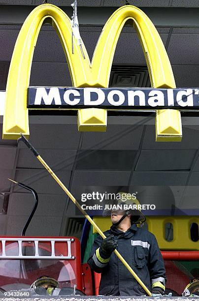 Bomberos trabajan en un restaurant McDonald's en la ciudad de México el 26 de julio de 2004. Una explosión por acumulación de gas en el área de la...