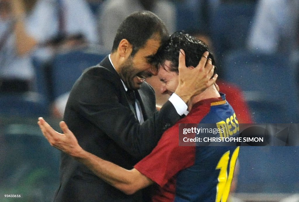 Barcelona´s coach Josep Guardiola (L) ce