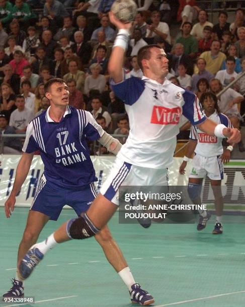 Le Francais Guéric Kervadec s'apprête a tirer un but, le 24 octobre au Palais des sports de Marseille, lors du match de qualification de handball...