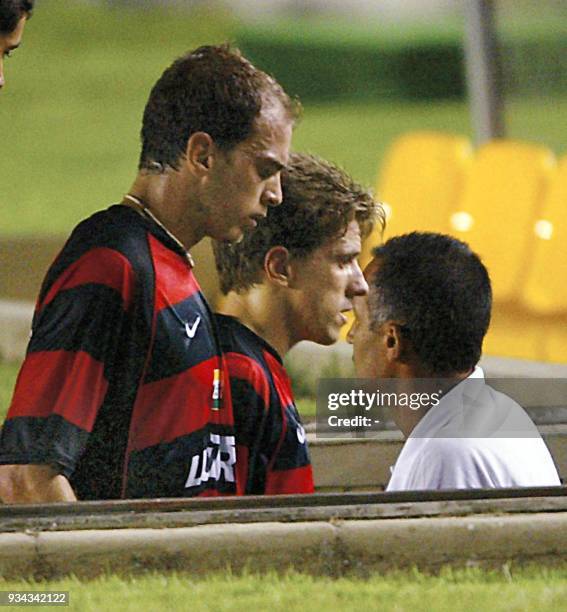Mauro Fonseca and Juninho, of Brazil's Flamengo, go into the tunnel, 06 March 2002, after their game against Paraguay's Olimpia, during the Copa...