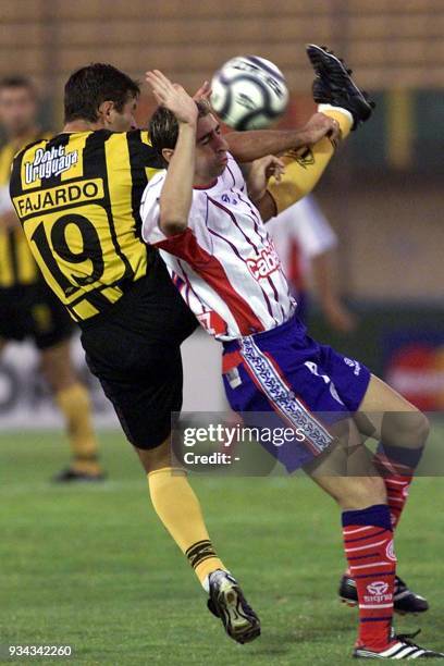 Fernando Fajardo, of Uruguay's Peñarol team, fights argentinian Guillermo Franco, 06 March 2002, during the Copa Libertadores competition in...