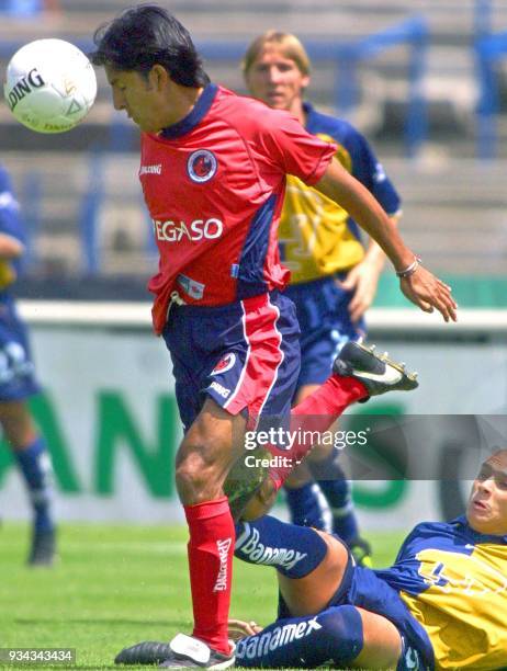 Isaac Terrazas of Veracruz steals the ball from Emerson dos Santos, of the Pumas de la UNAM, in Mexico City 10 March 2002. Pumas won 2-1 against...