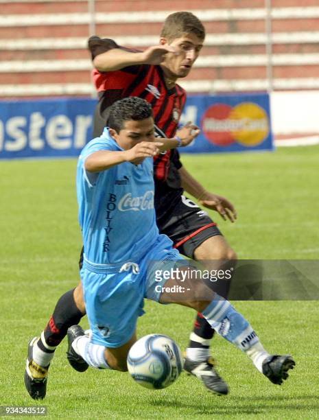 Gatty Ribeiro, on the Bolivar team, keeps the ball away from brazilian Gustavo, of Paranaense, 12 March 2002 in La Paz, during the Libertadores de...