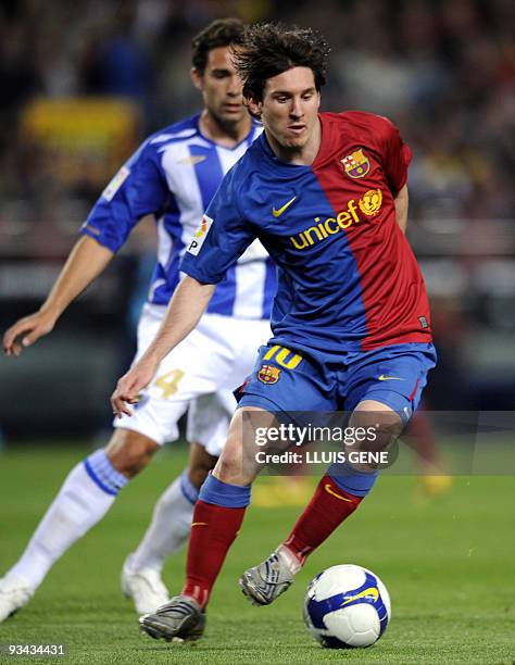 Barcelona's Argentinean forward Lionel Messi vies with Malaga´s Manuel Ortiz "Lolo" during their Spanish League football match on March 22, 2009 at...