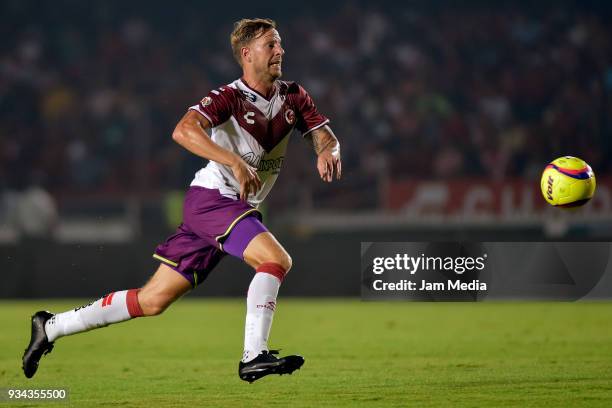 Cristian Menendez of Veracruz controls the ball during the 12th round match between Veracruz and Atlas as part of the Torneo Clausura 2018 Liga MX at...