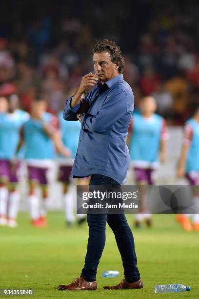 Ruben Omar Romano coach of Atlas looks on during the 12th round match between Veracruz and Atlas as part of the Torneo Clausura 2018 Liga MX at Luis...