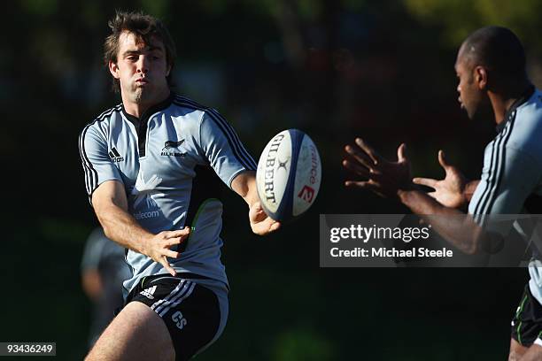 Conrad Smith passes to Sitiveni Sivivatu during the New Zealand All Blacks training session at the Stade Jean Bouin on November 26, 2009 in...