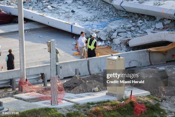 Sen. Marco Rubio speaks with an NTSB investigator at the site of the collapsed FIU pedestrian bridge on Saturday, March 17, 2018.