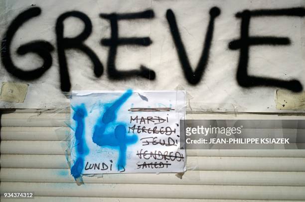 Le piquet de grève est déserté après le vote des cheminots réunis en assemblée générale à la gare de Perrache à Lyon, le 21 avril 2010, pour la...