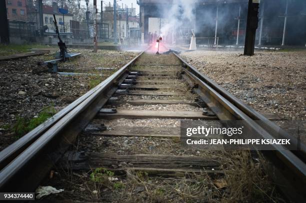 Les cheminots et contrôleurs de la SNCF ont installé un fumigène sur les voies après avoir voté la poursuite de la grève lors de l'assemblée...