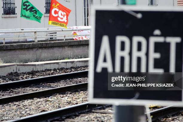 Le piquet de grève est déserté après le vote des cheminots réunis en assemblée générale à la gare de Perrache à Lyon, le 21 avril 2010, pour la...