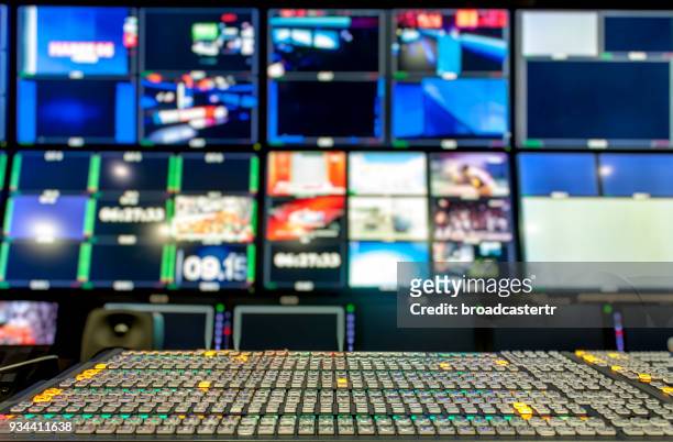 video mixer switcher - sala de controlo imagens e fotografias de stock