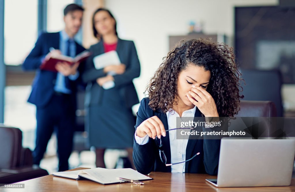 Empresaria de Burnout bajo presión en la oficina