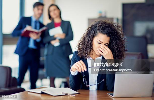 burnout businesswoman under pressure in the office - emoção negativa imagens e fotografias de stock