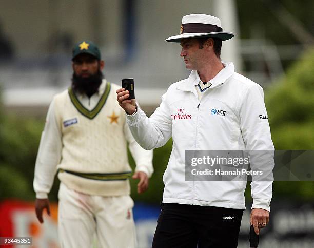 Umpire Simon Taufel tests the light during day four of the First Test match between New Zealand and Pakistan at University Oval on November 27, 2009...