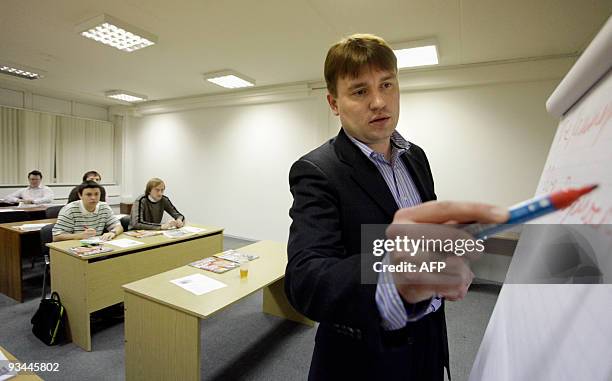 Anna MALPAS A Russian instructor delivers a lecture during a tabloid journalism class run by the news weekly Zhizn , in Moscow on November 24, 2009....