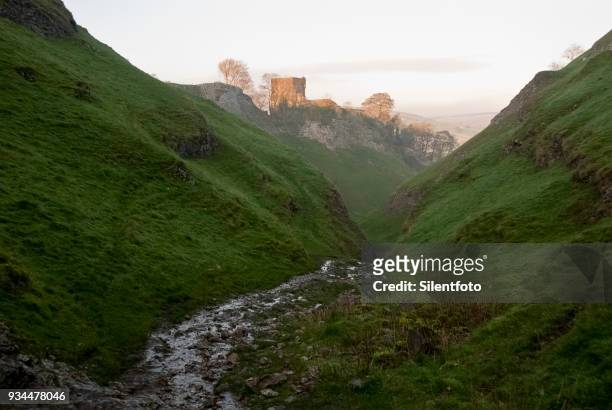 remains of peveril castle from cavedale, derbyshire, uk - silentfoto sheffield fotografías e imágenes de stock