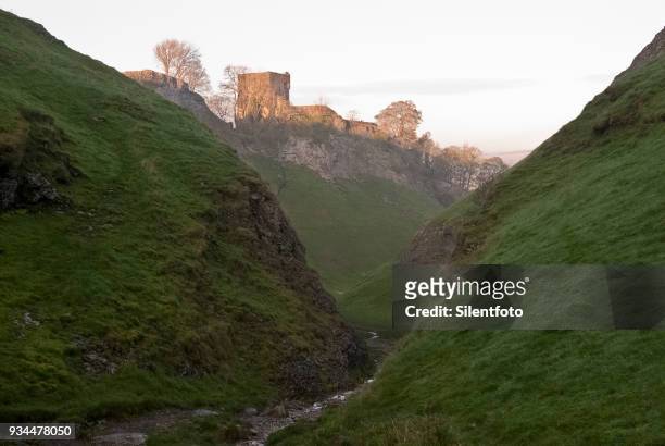 remains of peveril castle from cavedale, derbyshire, uk - silentfoto sheffield imagens e fotografias de stock