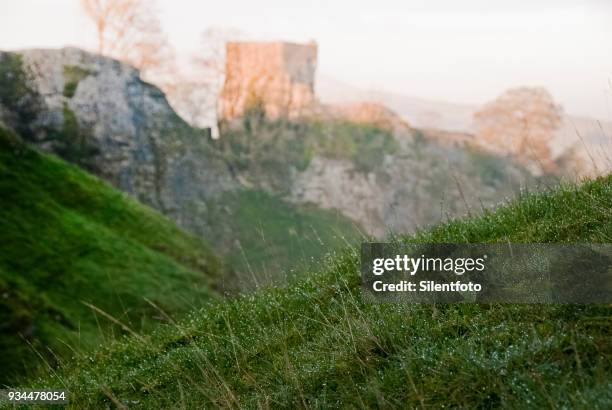 remains of peveril castle from cavedale, derbyshire, uk - silentfoto sheffield 個照片及圖片檔
