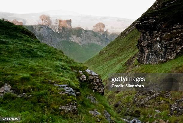 remains of peveril castle from cavedale, derbyshire, uk - silentfoto sheffield 個照片及圖片檔