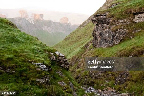 remains of peveril castle from cavedale, derbyshire, uk - silentfoto sheffield stock pictures, royalty-free photos & images