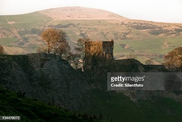 remains of peveril castle from cavedale, derbyshire, uk - silentfoto sheffield stock-fotos und bilder