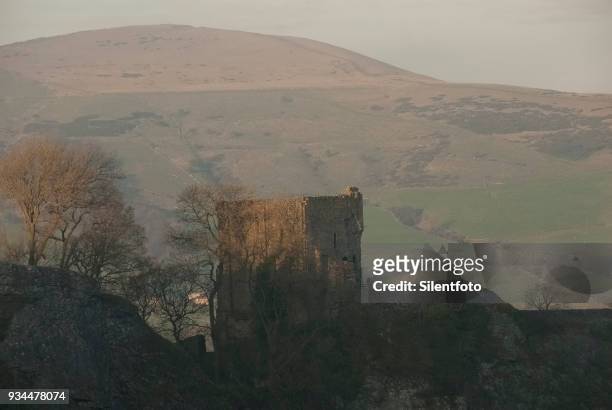 remains of peveril castle from cavedale, derbyshire, uk - silentfoto sheffield stock-fotos und bilder