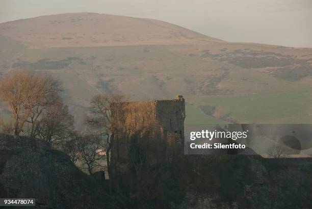 remains of peveril castle from cavedale, derbyshire, uk - silentfoto sheffield 個照片及圖片檔