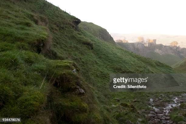 remains of peveril castle from cavedale, derbyshire, uk - silentfoto sheffield stock pictures, royalty-free photos & images