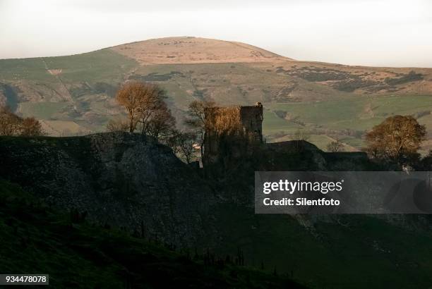 remains of peveril castle from cavedale, derbyshire, uk - silentfoto sheffield 個照片及圖片檔