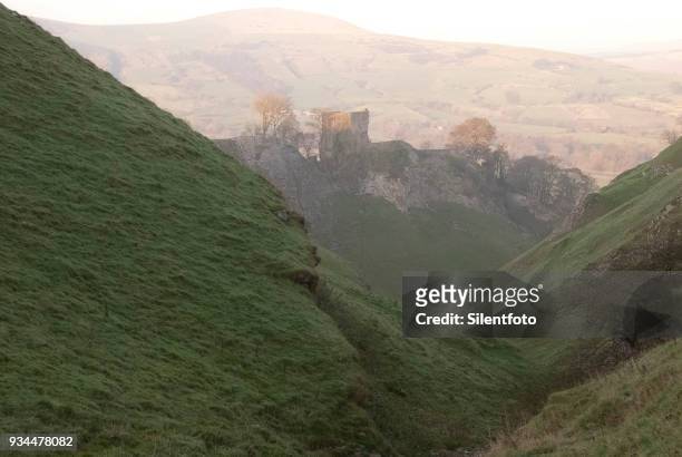 remains of peveril castle from cavedale, derbyshire, uk - silentfoto sheffield imagens e fotografias de stock