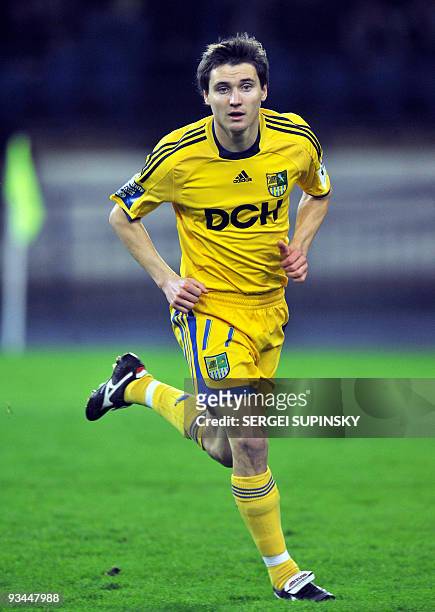 Metalist's midfielder Denys Oliynyk plays during a match in Kharkiv on 25 October, 2009. AFP PHOTO/ SERGEI SUPINSKY