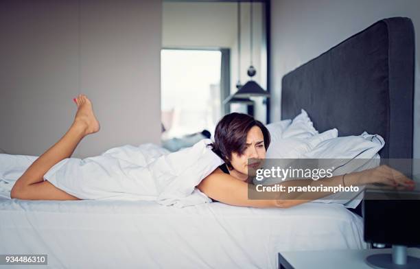 ongelukkige vrouw is wakker en stoppen haar alarm - bedroom radio stockfoto's en -beelden
