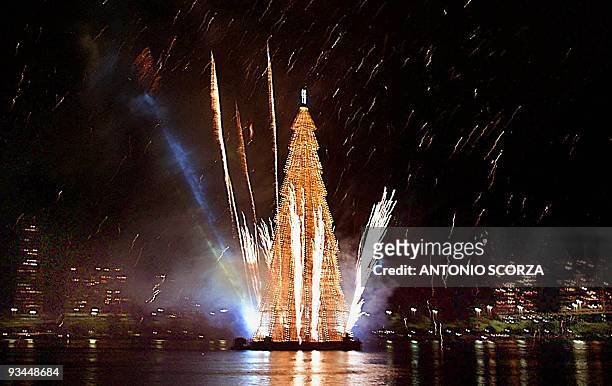Fireworks mark the inauguration of the Christmas tree, 02 December 2000, in Rio de Janeiro, that floats on the Rodrigo de Freitas lake. Fuegos...