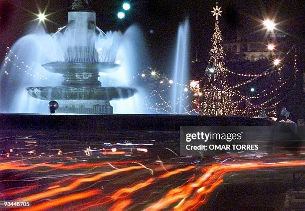 Streets are decorated for Christmas 09 December 1999 in Mexico City. Las avenidas de la capital mexicana se iluminan con motivos navidenos en las...