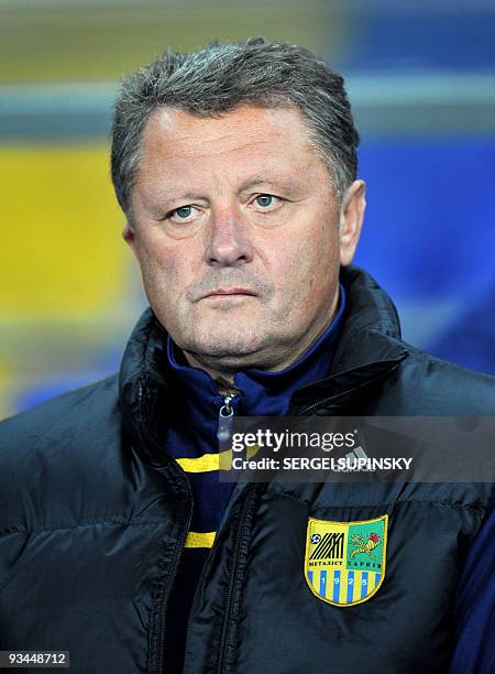 Metalist's head coach Myron Markevych watches players in Kharkiv on 25 October, 2009. AFP PHOTO/ SERGEI SUPINSKY
