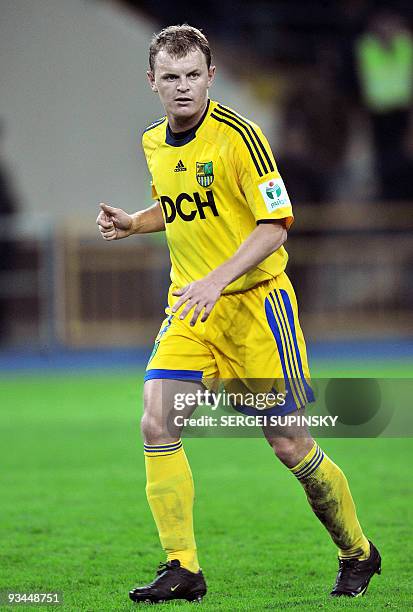 Metalist defender Andriy Berezovchuk plays in Kharkiv on 25 October, 2009. AFP PHOTO/ SERGEI SUPINSKY