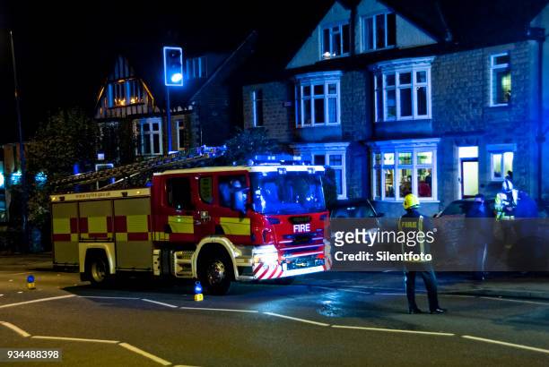the south yorkshire fire service on a night call in sheffield - silentfoto sheffield fotografías e imágenes de stock