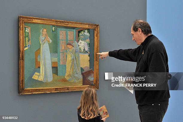 Des visiteurs regardent une toile du peintre Maurice Denis, "L' Annonciation" , le 27 novembre 2009 à Nantes, dans le cadre de l'exposition...